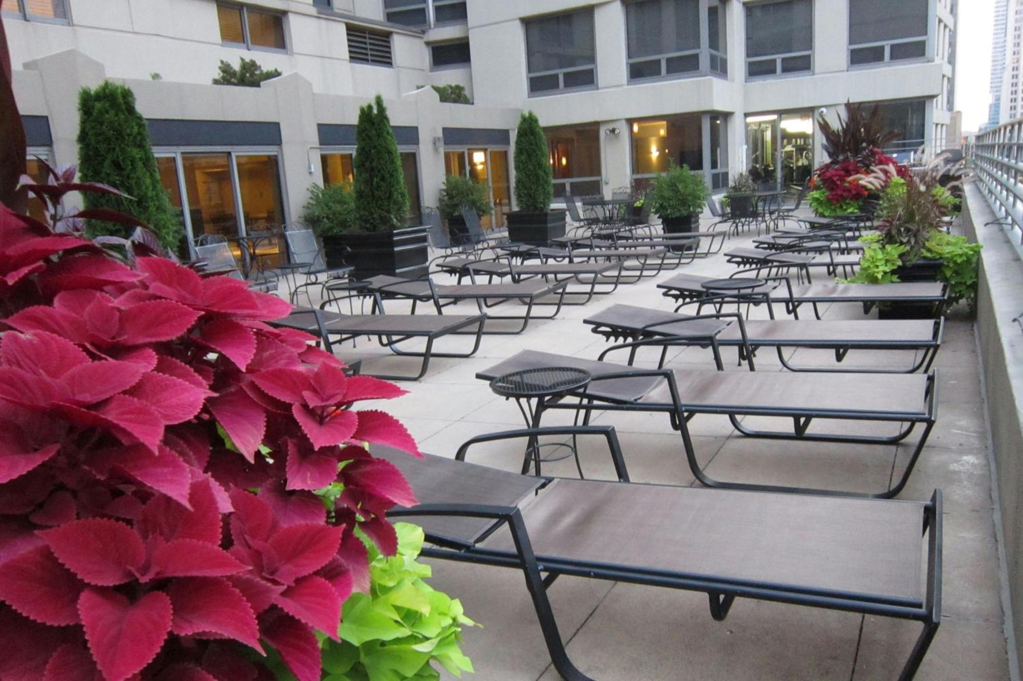 Courtyard By Marriott Chicago Downtown/River North Exterior photo