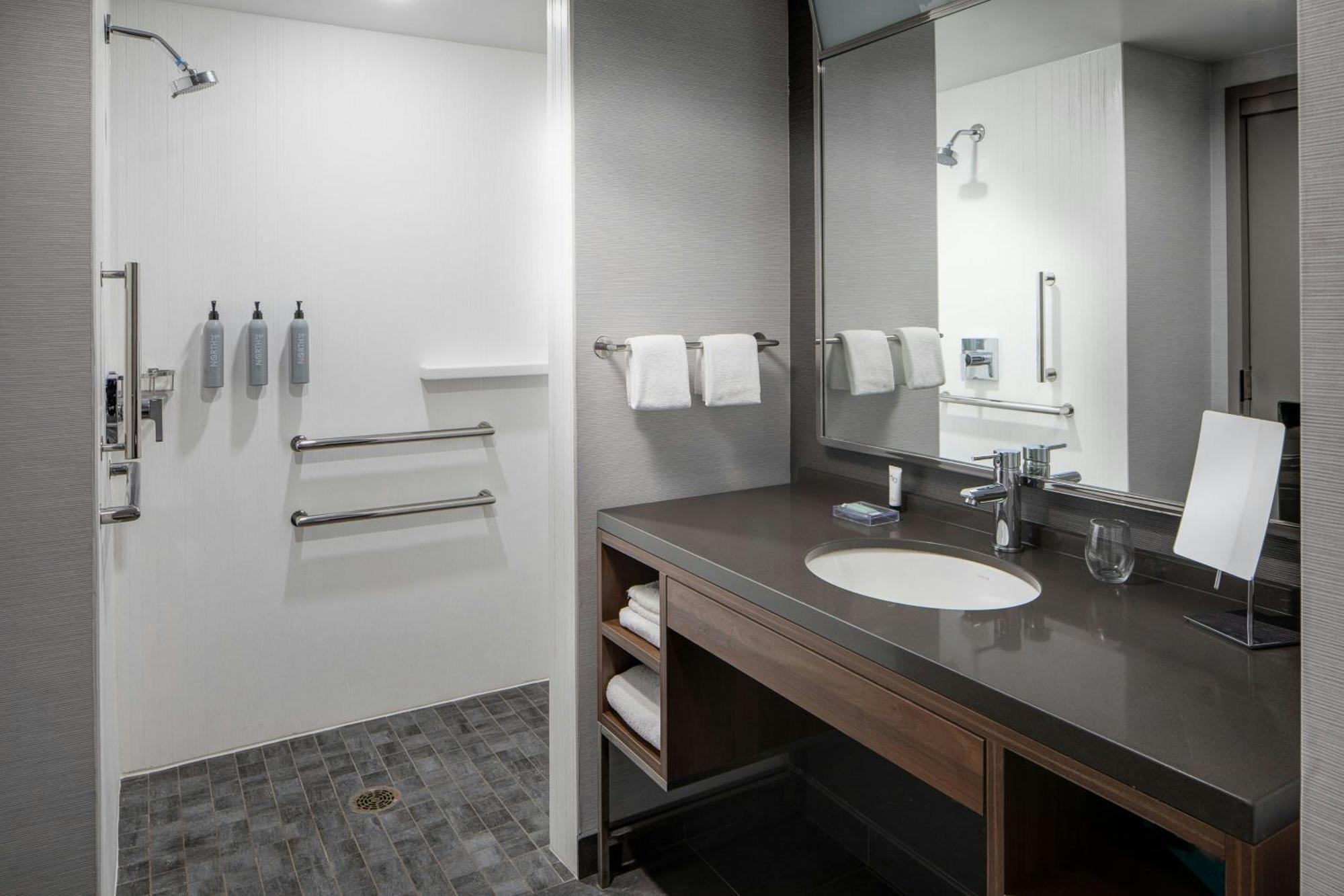 Courtyard By Marriott Chicago Downtown/River North Exterior photo