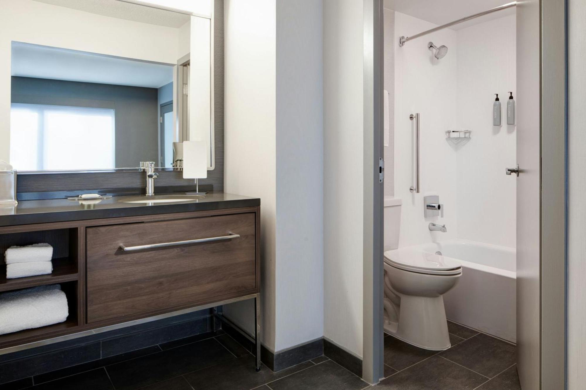 Courtyard By Marriott Chicago Downtown/River North Exterior photo