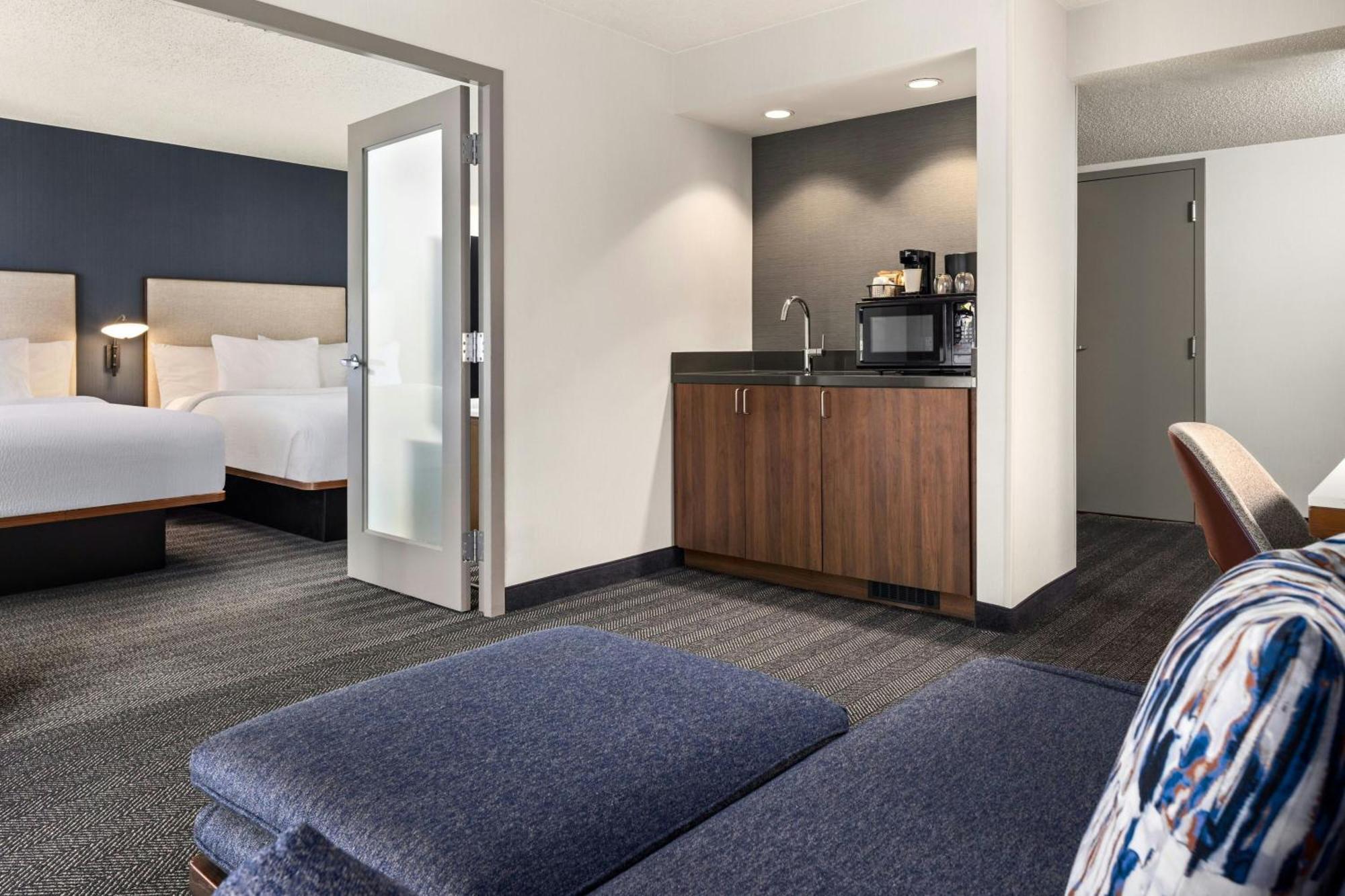 Courtyard By Marriott Chicago Downtown/River North Exterior photo