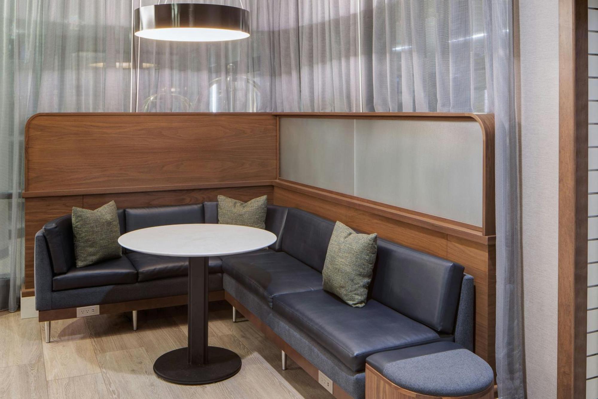 Courtyard By Marriott Chicago Downtown/River North Exterior photo