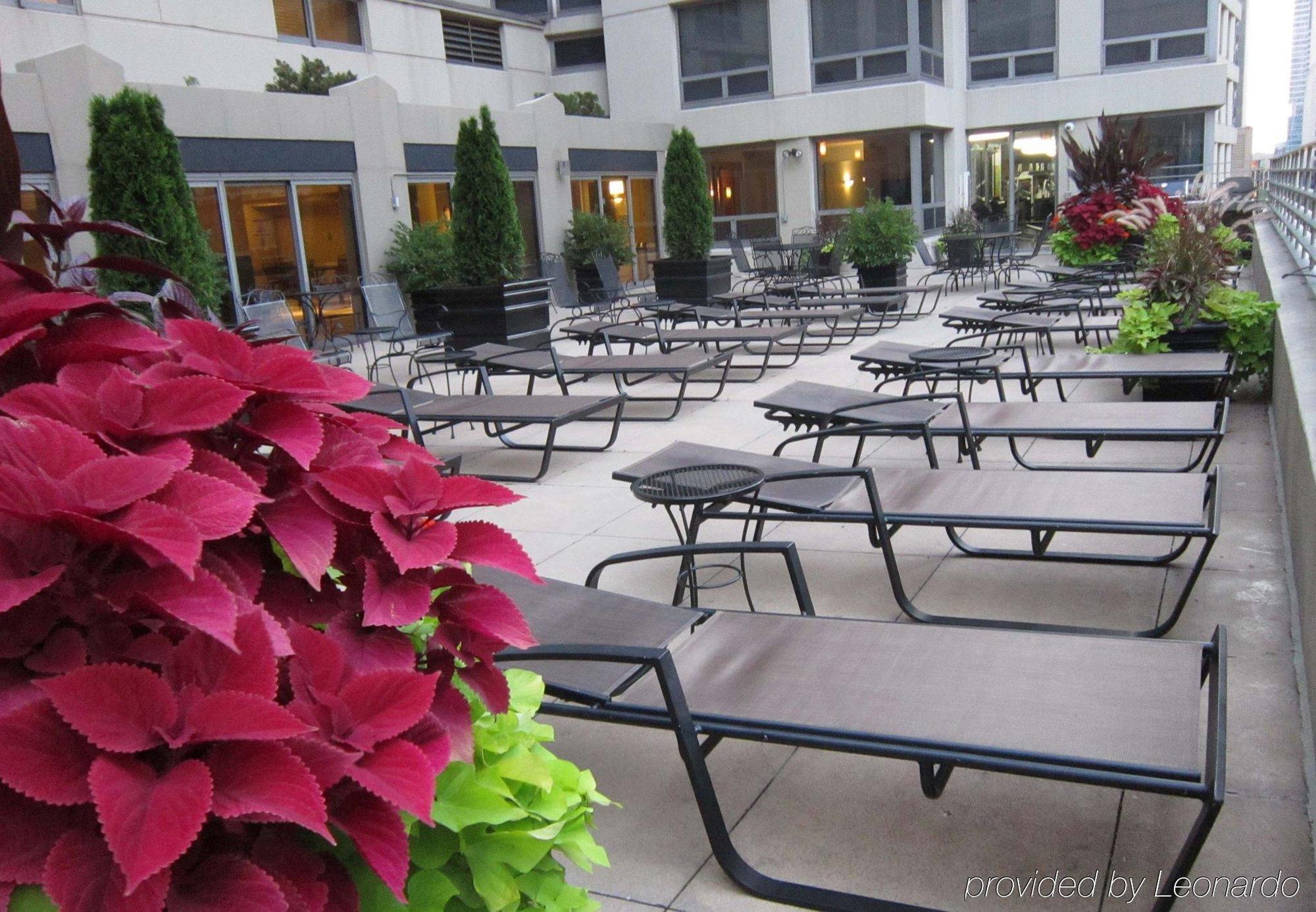 Courtyard By Marriott Chicago Downtown/River North Exterior photo